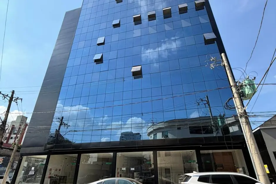 Fachada de vidro do prédio onde fica o Instituto, na Rua Santos Dumont, no Cidade Nobre.