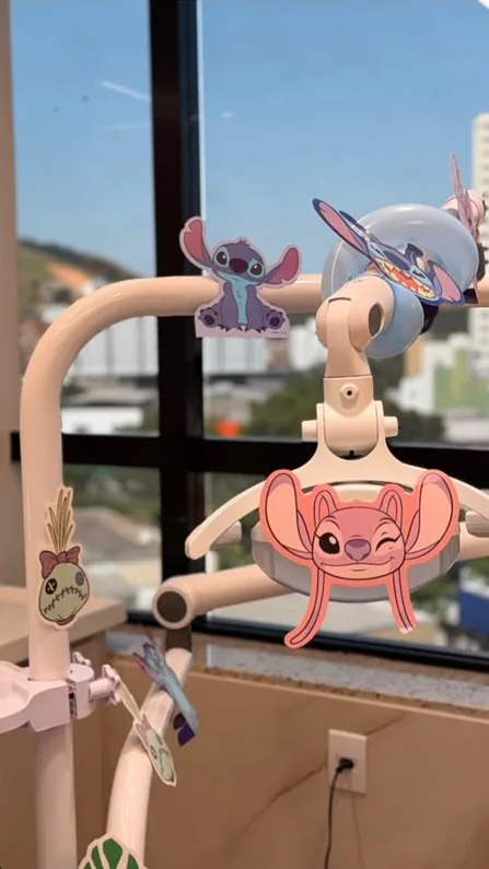 Refletor da cadeira odontológica decorado com bonecos de personagens de desenho animado.