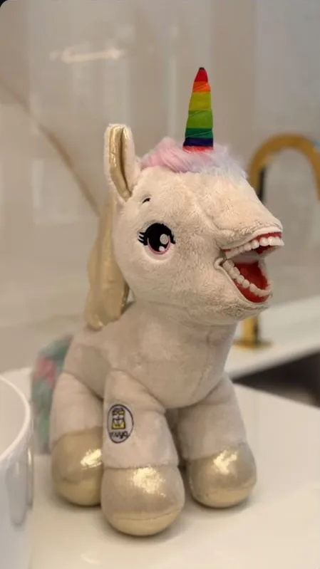 Unicórnio de pelúcia sobre a bancada do consultório.